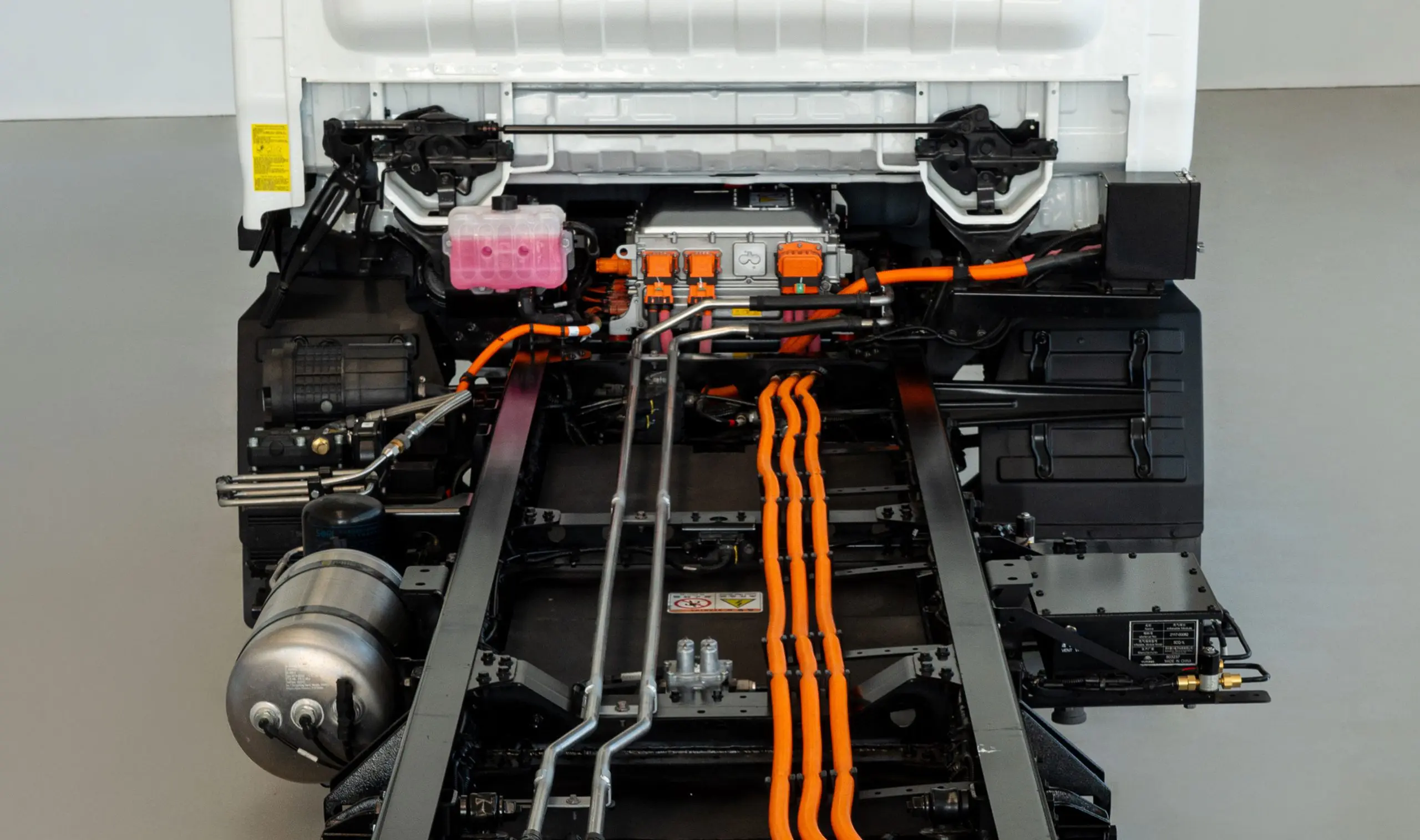 Image of chassis frame and battery. Choose your battery - 100kW or 132kW battery plus choose your wheel base size.